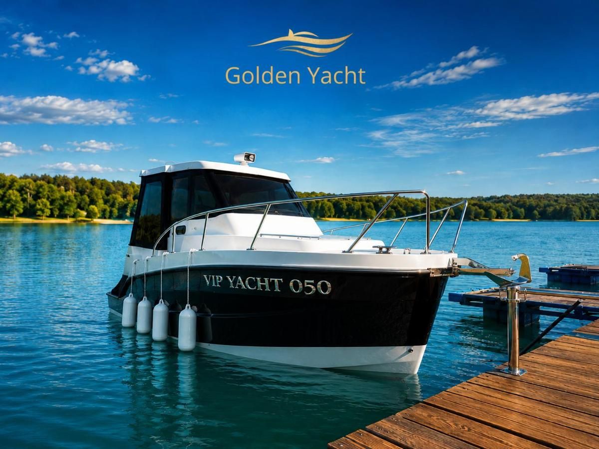 Golden Yacht zacumowany przy drewnianym pomoście na Jeziorze Solińskim